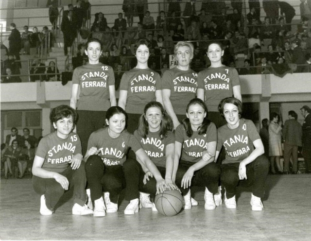 Standa Ferrara anno 1966: si riconosce la Pareschi inginocchiata, quarta da sinistra 